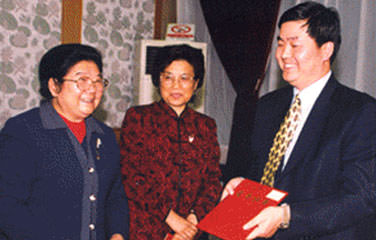 第十届全国人大常委会副委员长顾秀莲（左一）与袁晓峰董事长在一起