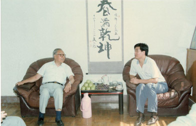 时任陕西省政协副主席、省民建主任张鹤龄与袁晓峰在一起